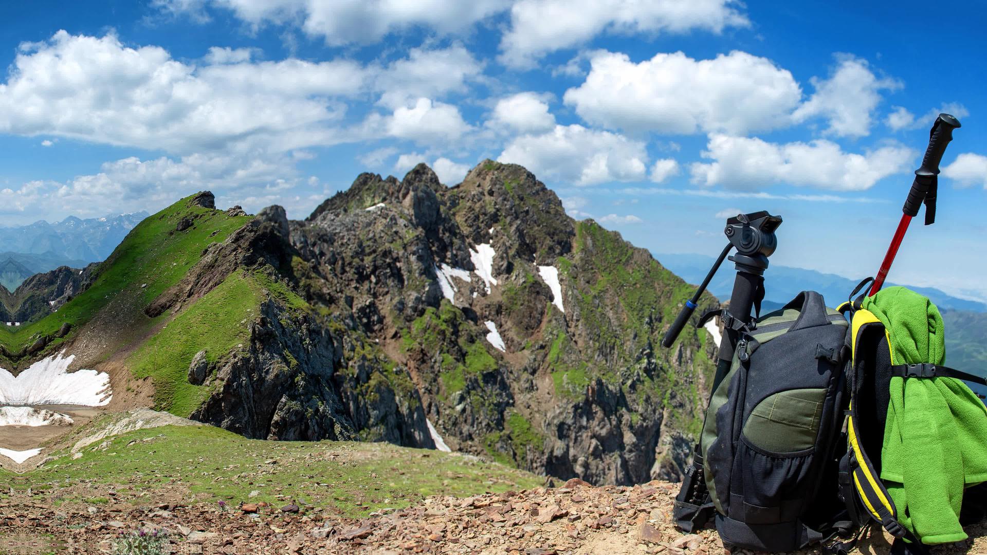 背书背包位于山区背景中视频的预览图