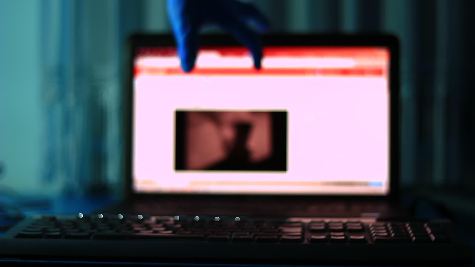 电影电暗室的笔记本电脑屏幕上视频的预览图