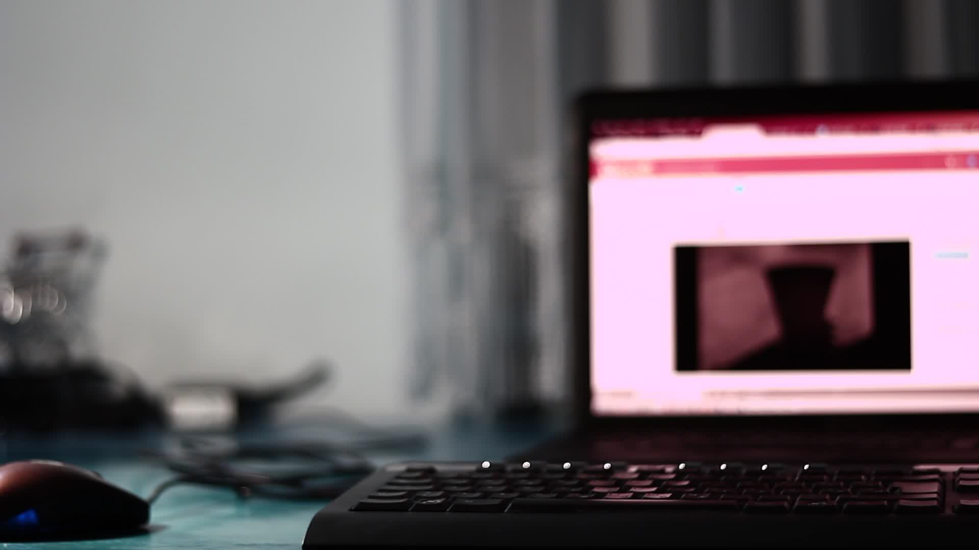 笔记本电脑上的黑暗电影视频的预览图