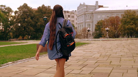 在城市里我看到年轻女子背着背包走路视频的预览图