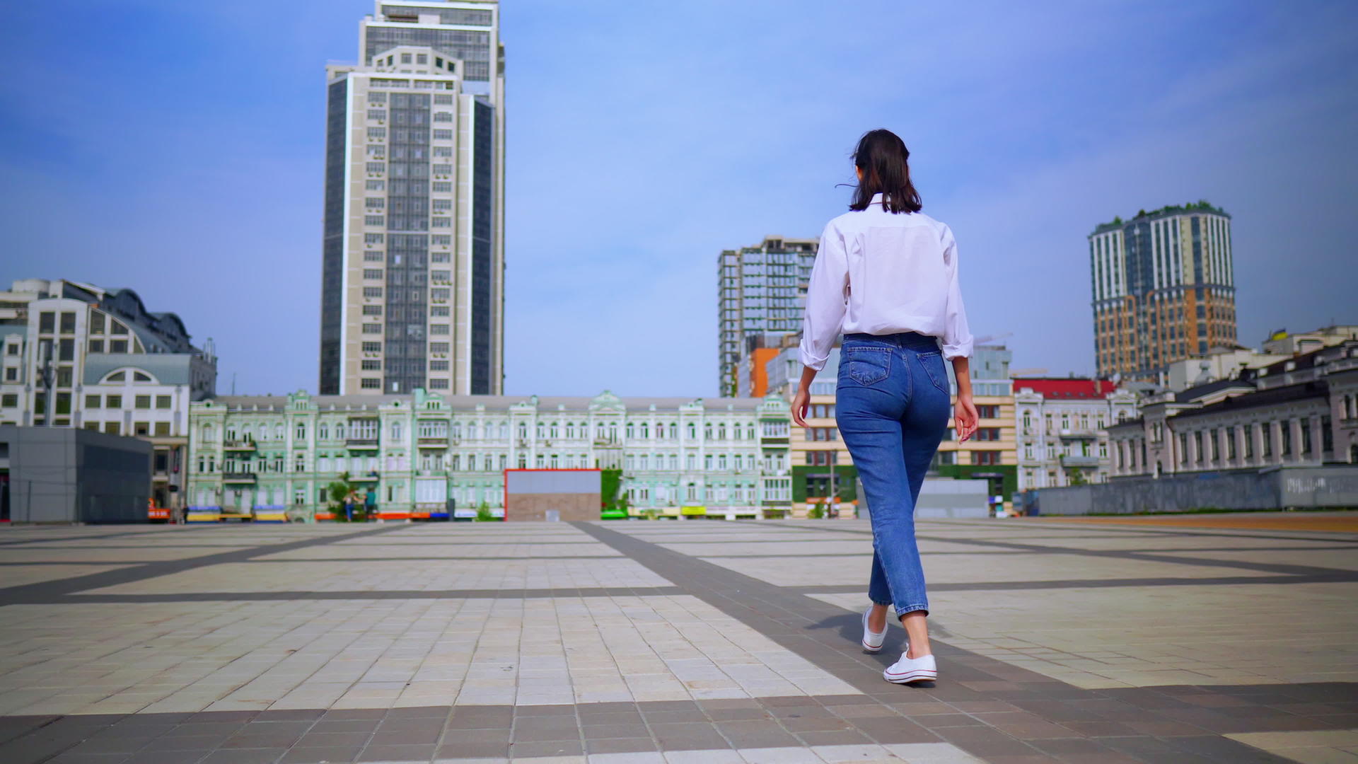 现代城市的临时妇女在夏天走在后面视频的预览图