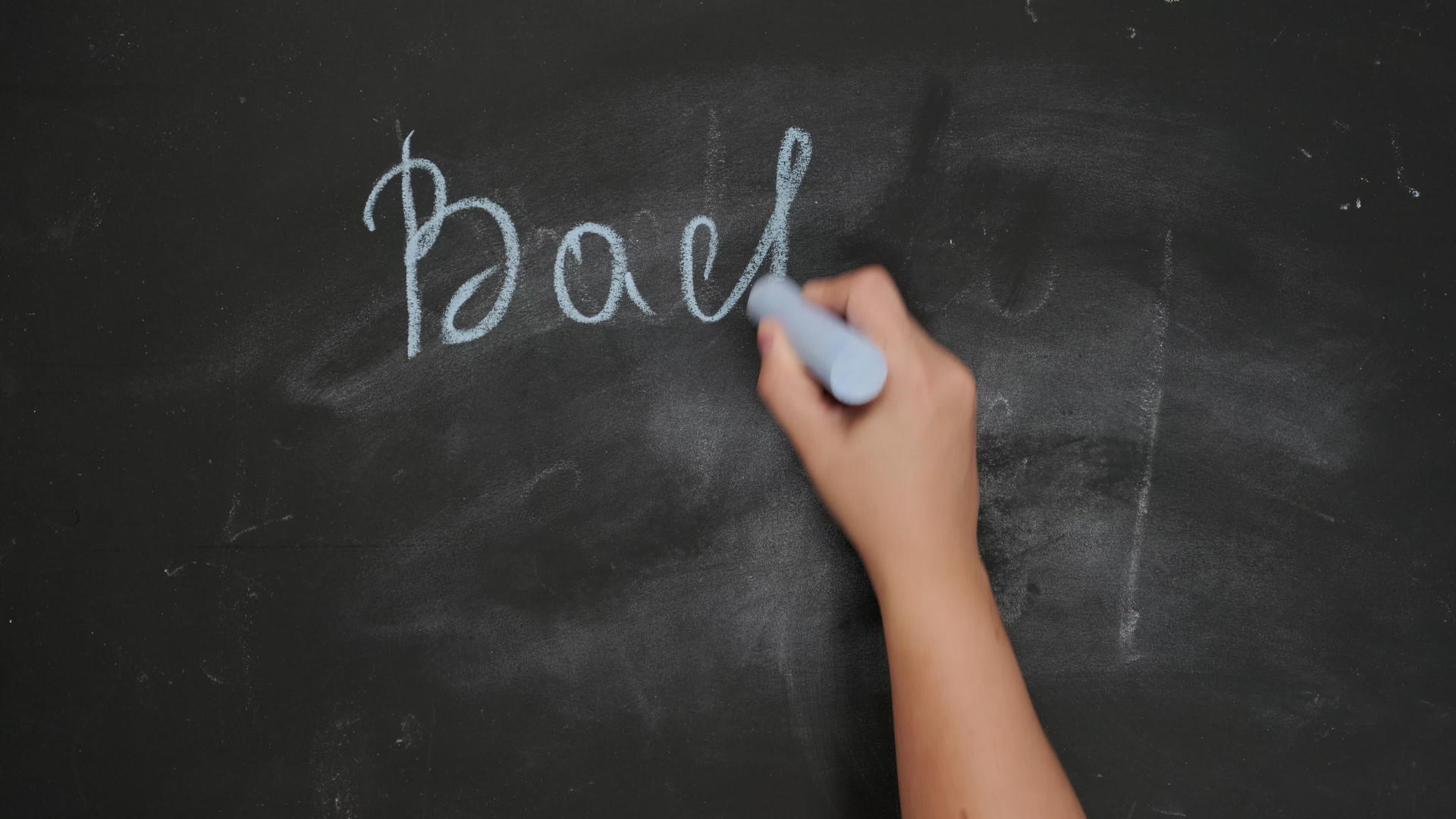 女性手里拿着蓝色粉笔用黑色粉笔板写回学校视频的预览图