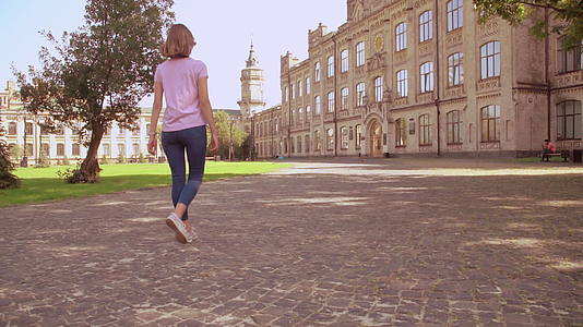 女学生在大学附近散步视频的预览图