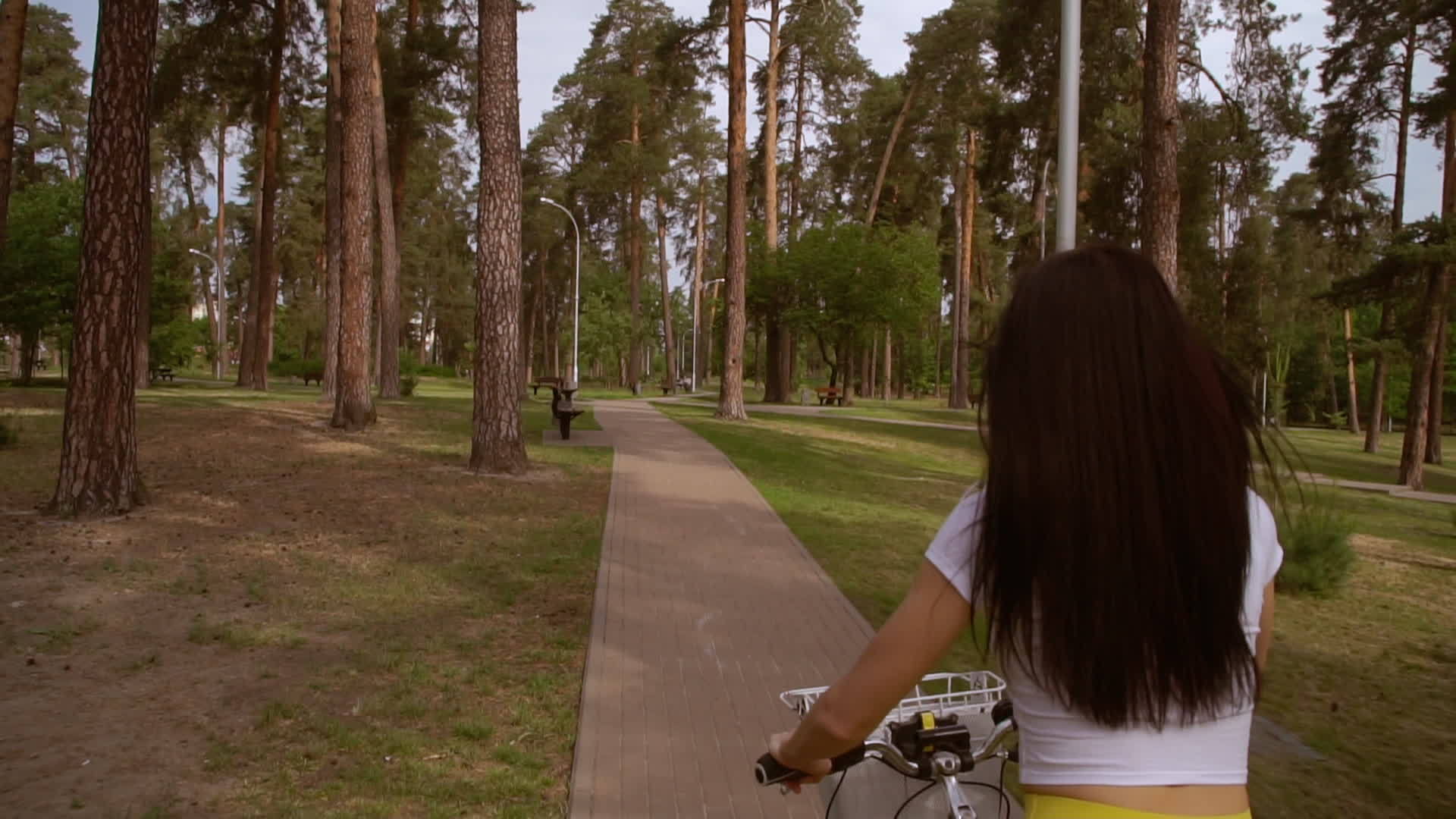 无法识别的女性自行车视频的预览图