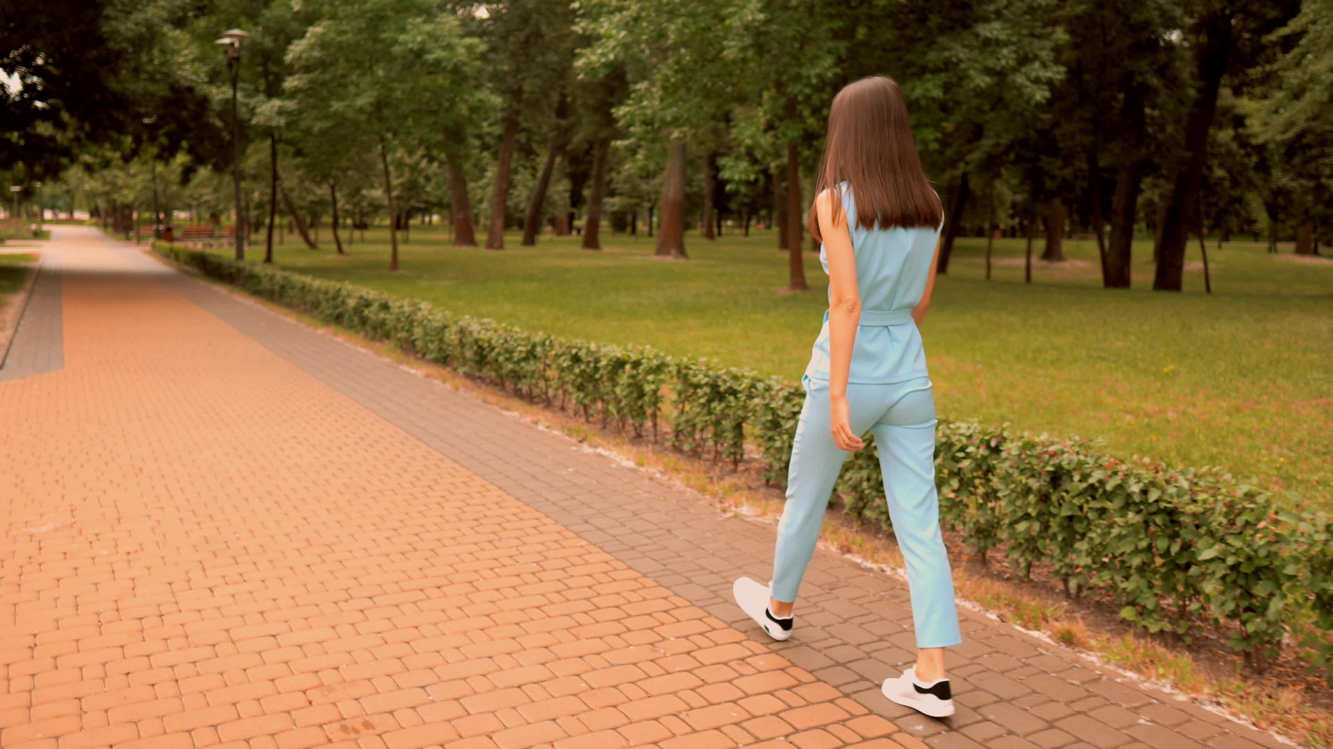 妇女走在城市公园露天露天的街道上视频的预览图