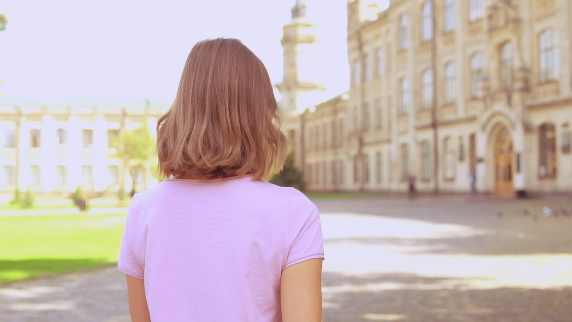 大学附近行走的年轻女子视频的预览图