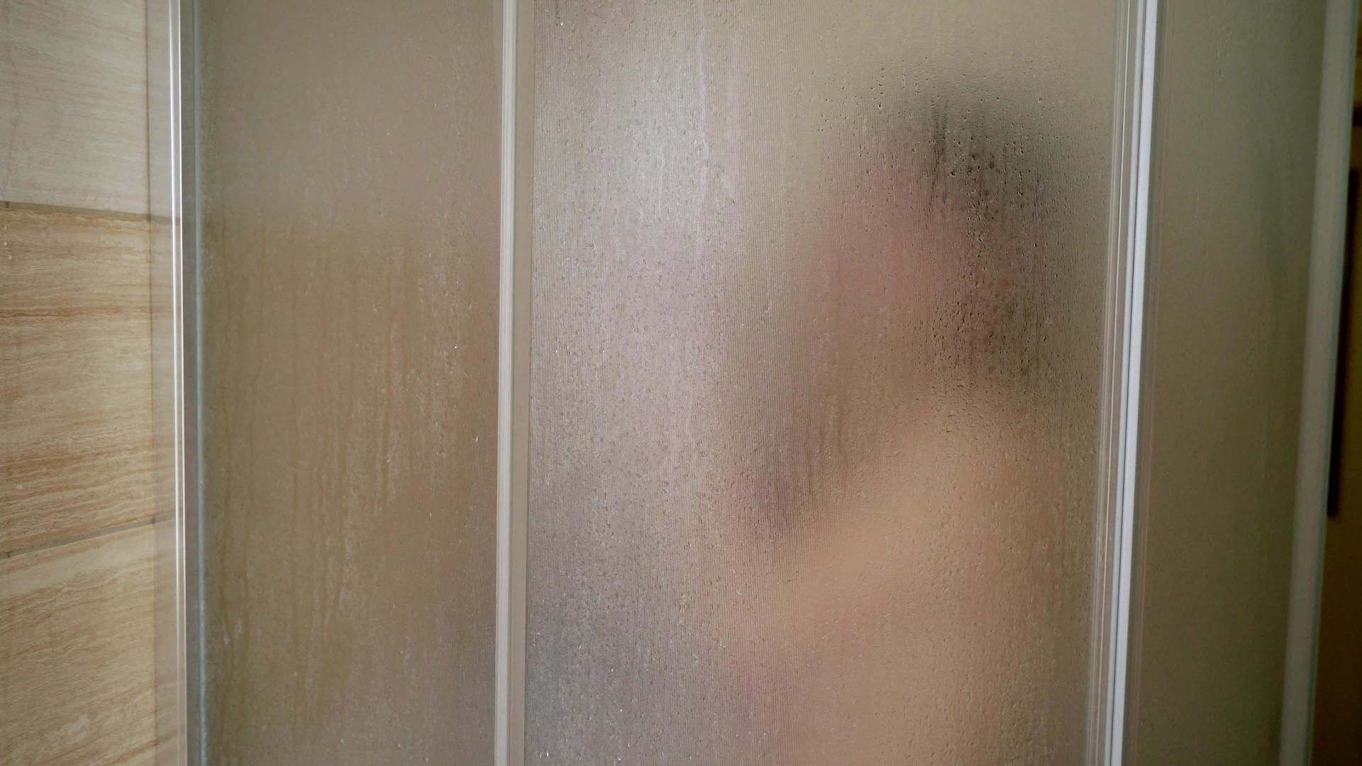 年轻女性淋浴视频的预览图