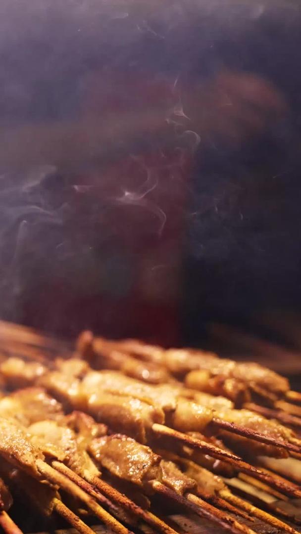 慢镜头升级拍摄素材城市宵夜新疆烧烤羊肉串制作工艺视频的预览图
