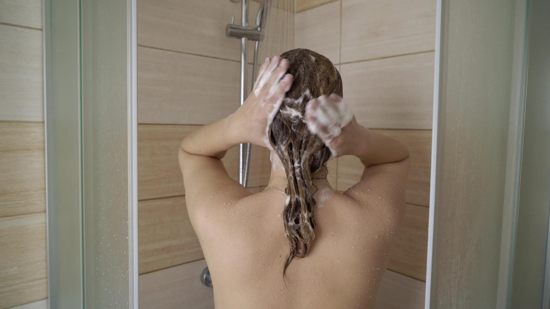 年轻女性淋浴视频的预览图