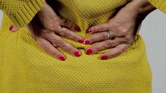 一名女性穿着黄色毛衣背部疼痛视频的预览图
