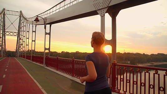 慢跑女运动员在桥上奔跑视频的预览图
