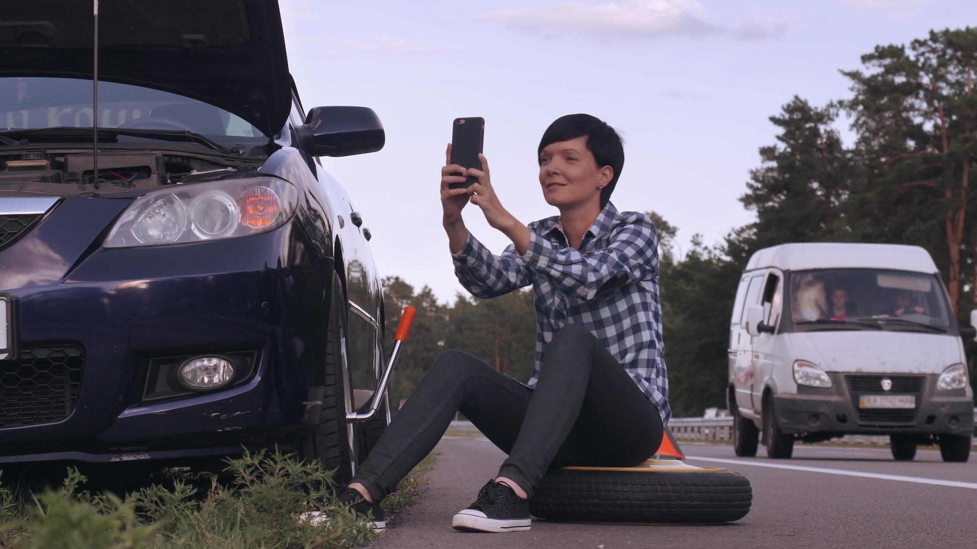 女性试图在户外更换轮胎视频的预览图