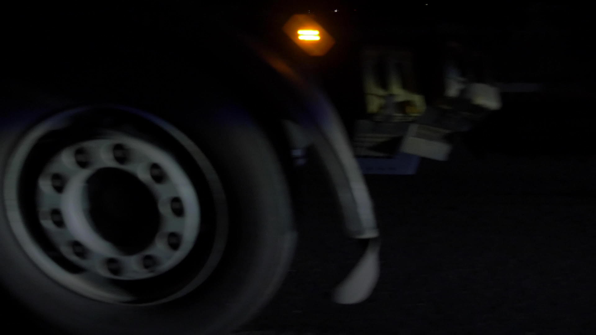 夜间驾驶卡车车轮视频的预览图