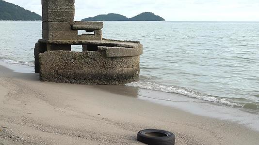 沿海海岸的轮胎垃圾视频的预览图