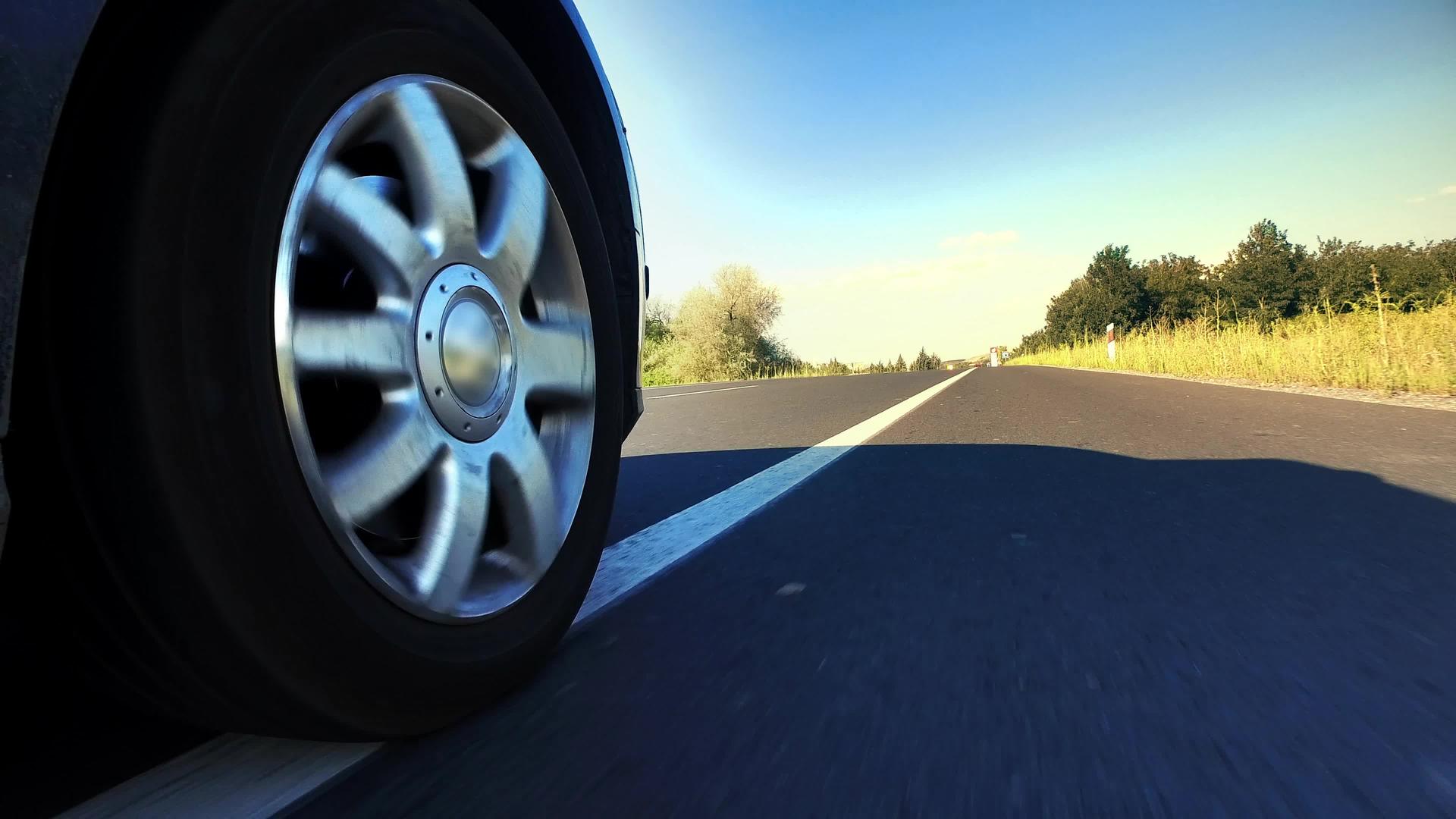 农村道路沥青路视觉速度快车轮旋转视频的预览图