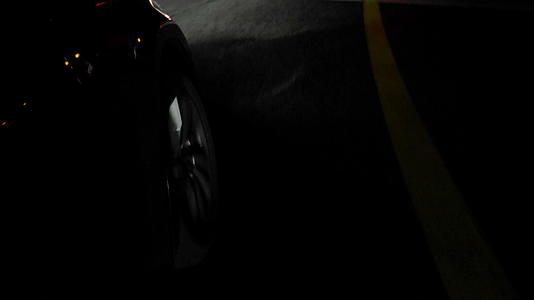 黑色汽车的轮子和前胎在夜间行驶视频的预览图