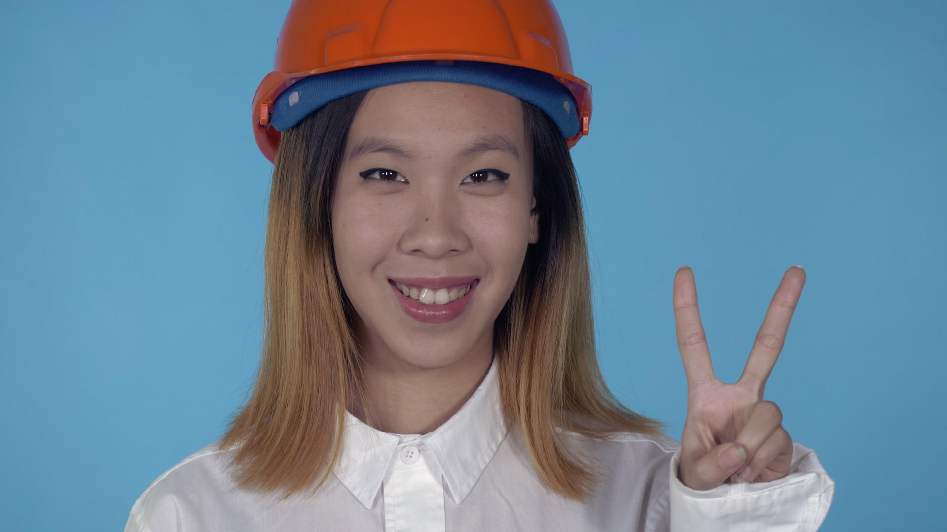 美丽的韩国快乐建筑工人展示了胜利的手势视频的预览图