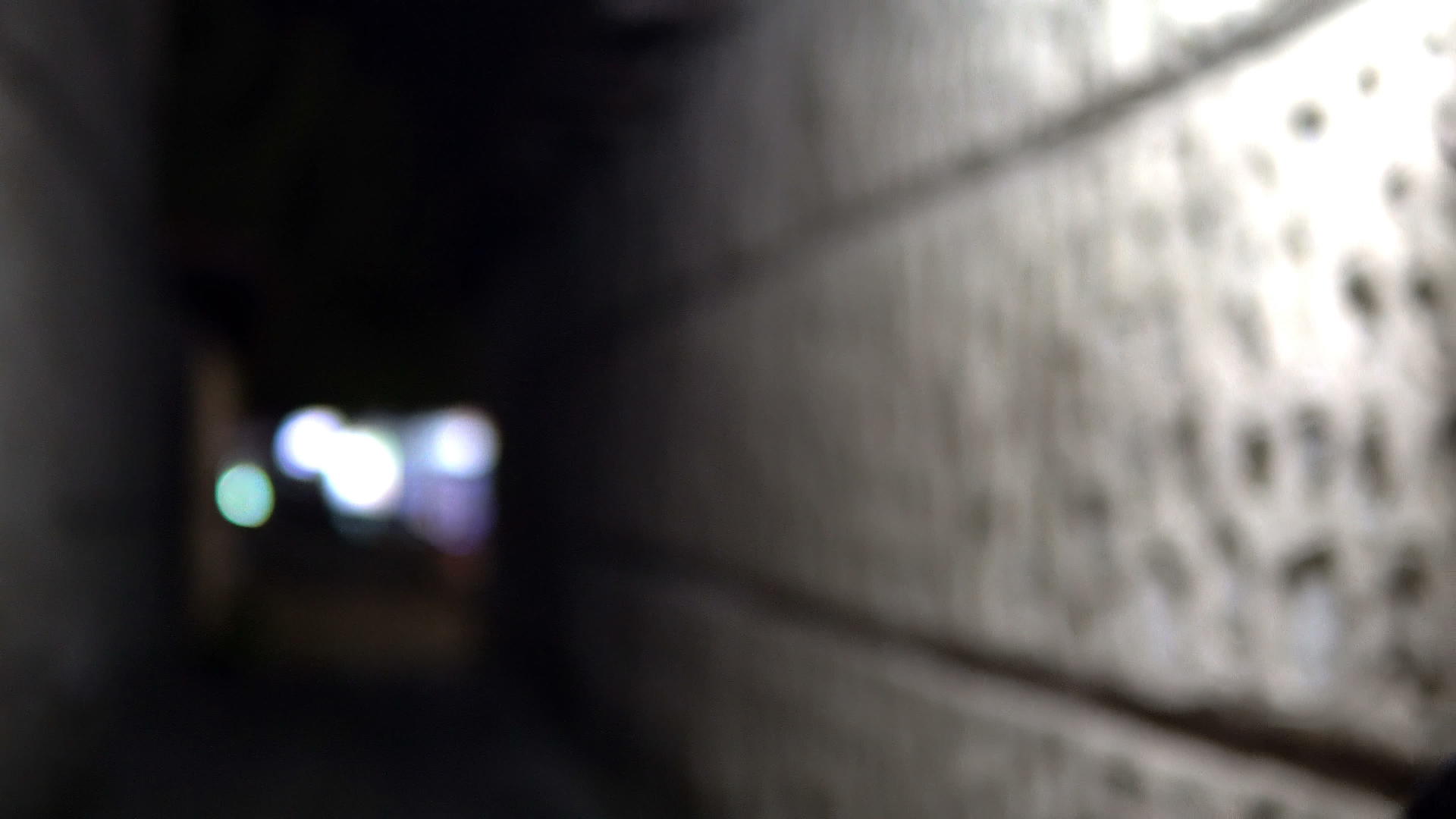 夜里走在黑暗巷子里的女模特狭窄肮脏的角落在老城街上视频的预览图