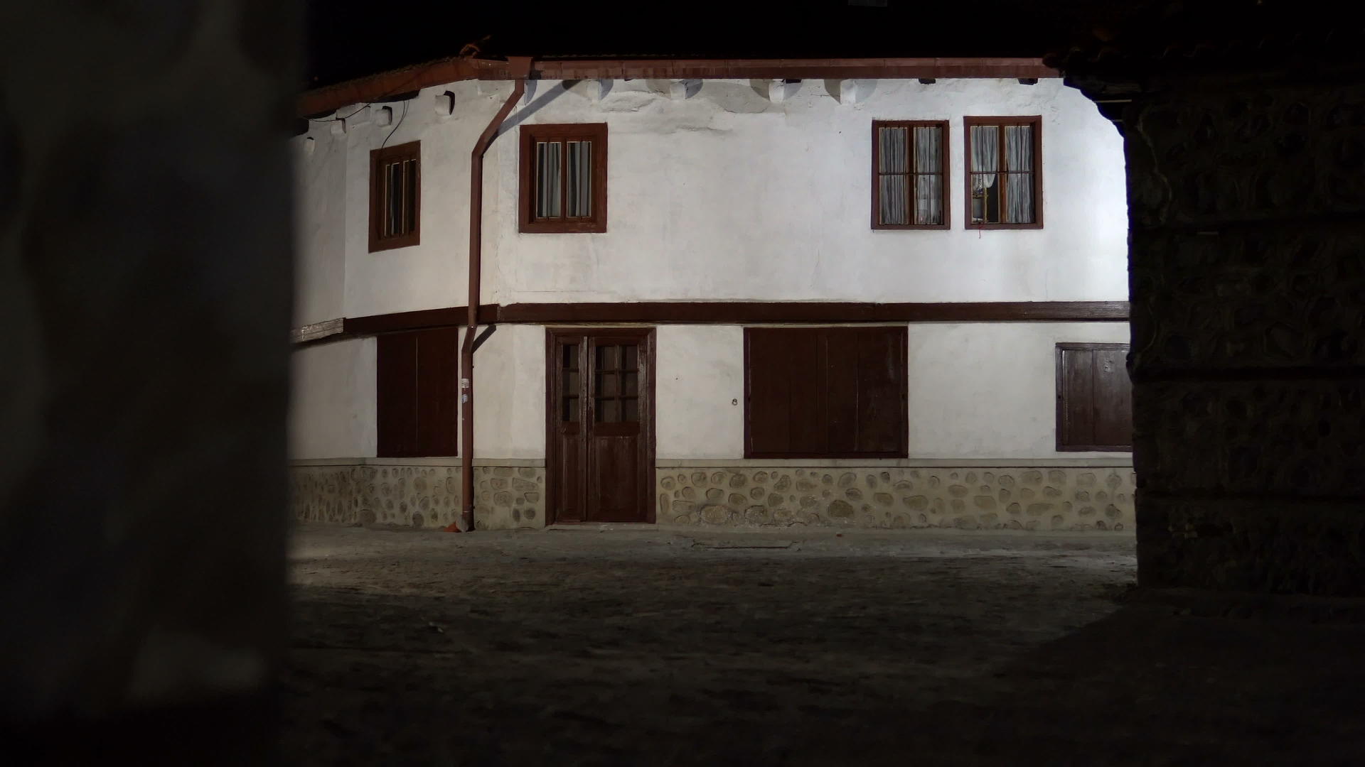 保加利亚班斯科的旧黑暗小巷和旧传统房屋的建造视频的预览图