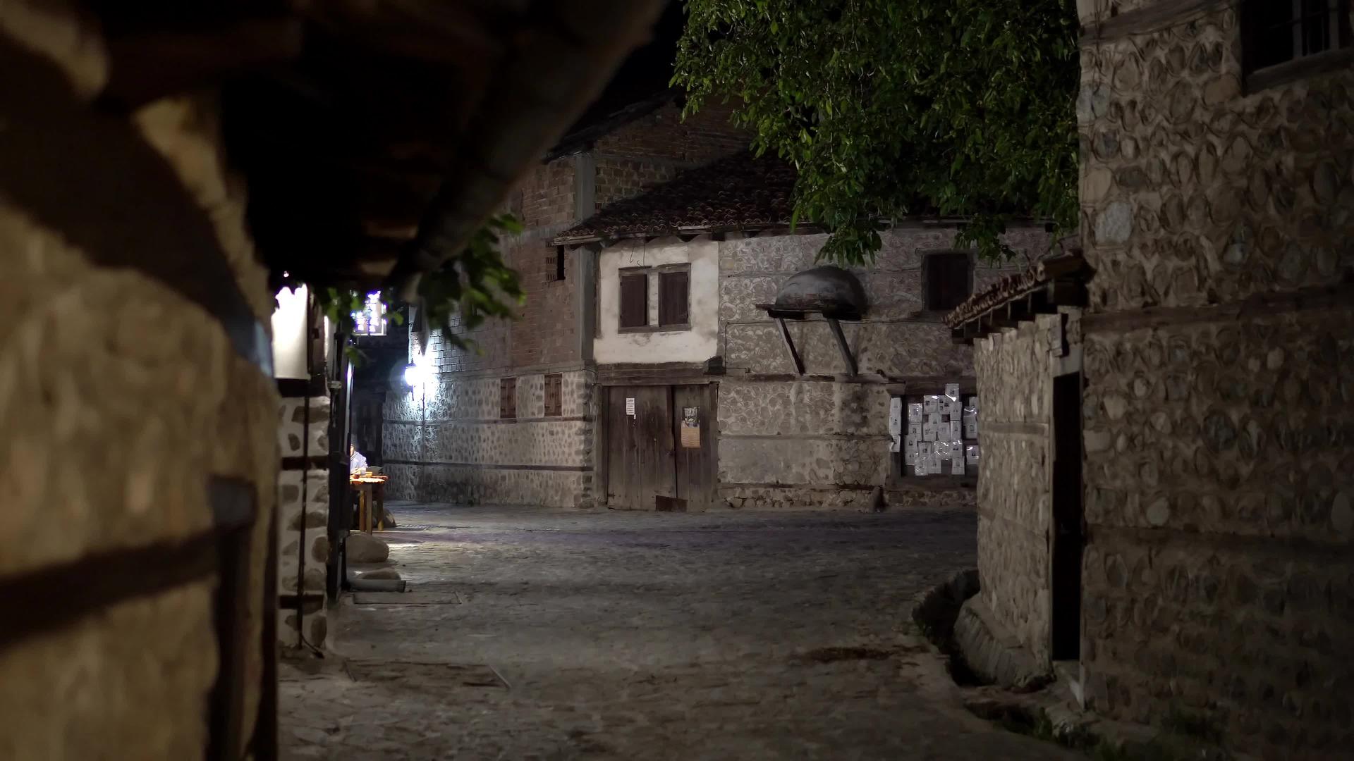 布加里岛古老的黑暗小巷Branko老房子和街道视频的预览图