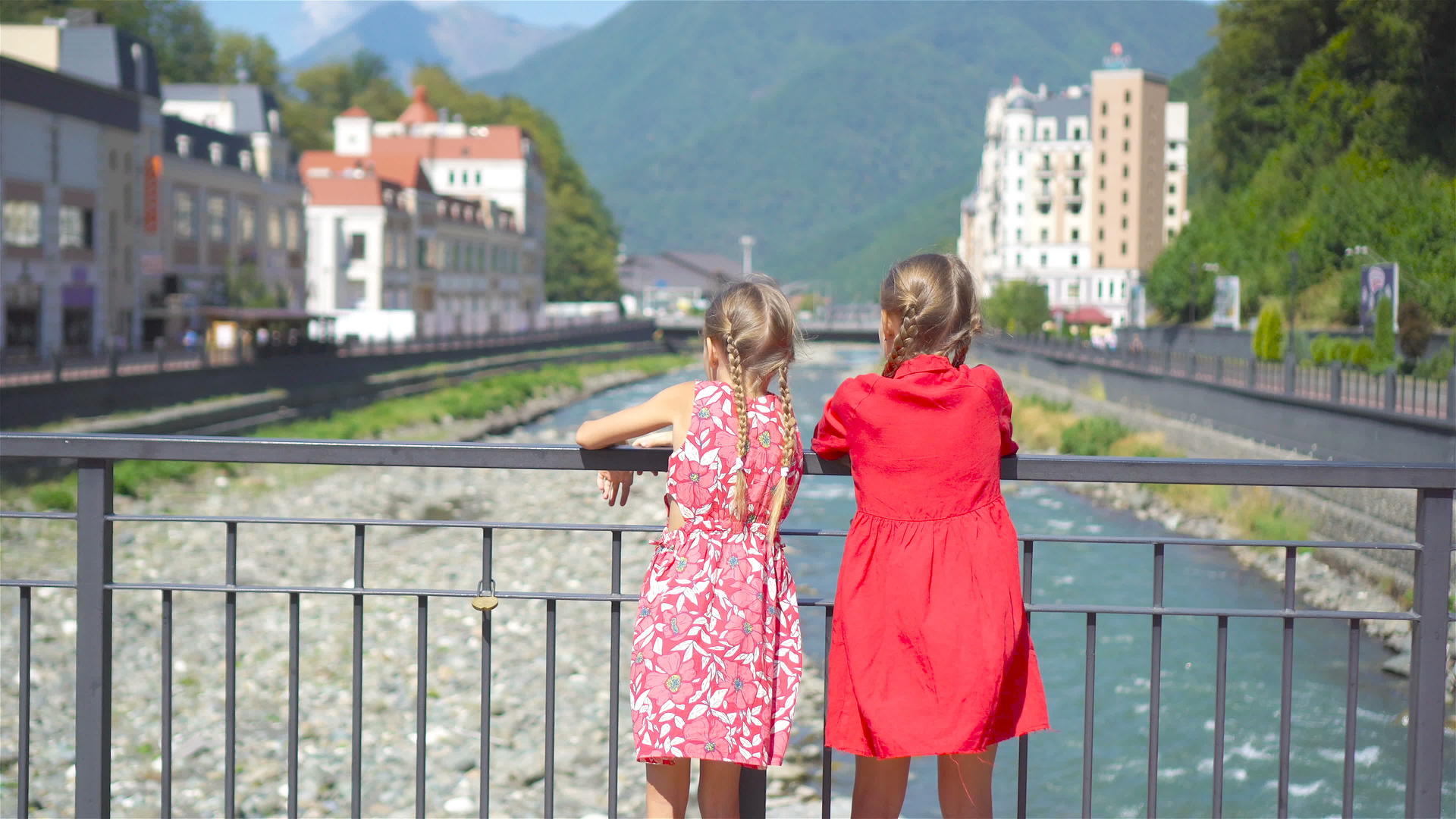 女孩们的背影也出现在欧洲城市的山河堤上视频的预览图
