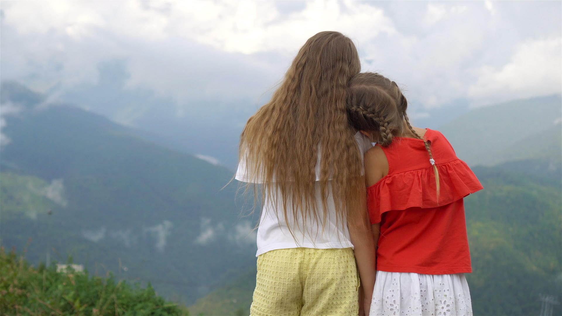 小女孩们在欧洲城市的山河堤岸边笑着视频的预览图