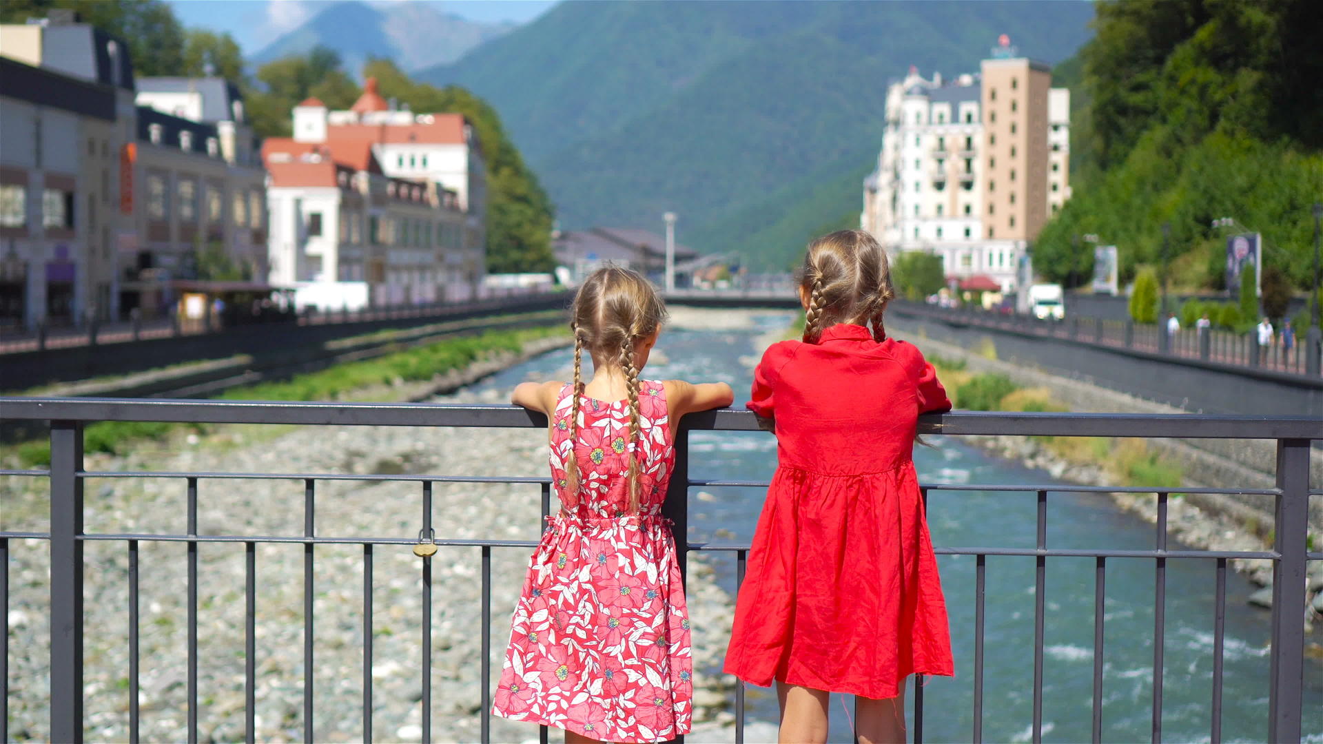 小女孩们在欧洲城市的山河堤岸边笑着视频的预览图