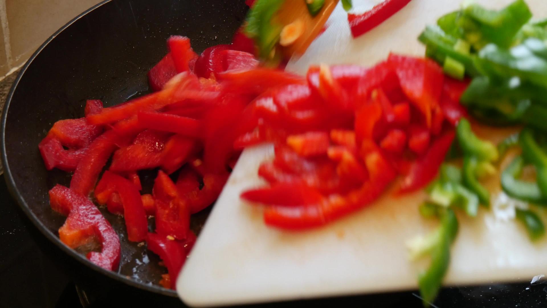 锅里煮红辣椒和绿辣椒视频的预览图