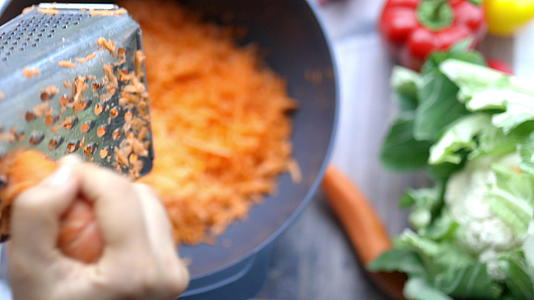 新鲜的胡椒和其他蔬菜在木桌上视频的预览图
