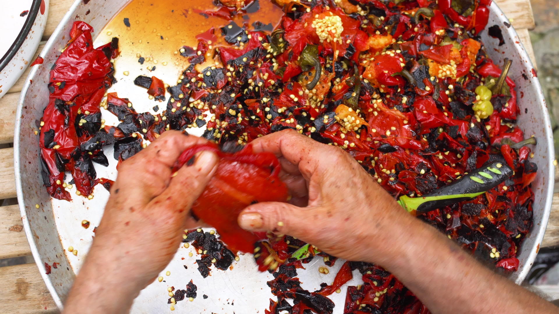 第一个用刀和手洗烤的红辣椒的人看着上面的红辣椒视频的预览图