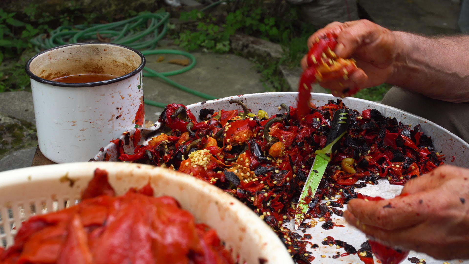 清洗烤红辣椒放入塑料碗中视频的预览图