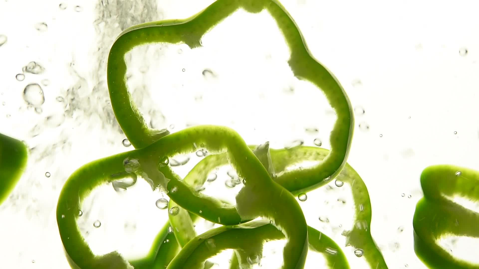 绿青椒片漂浮在水中视频的预览图