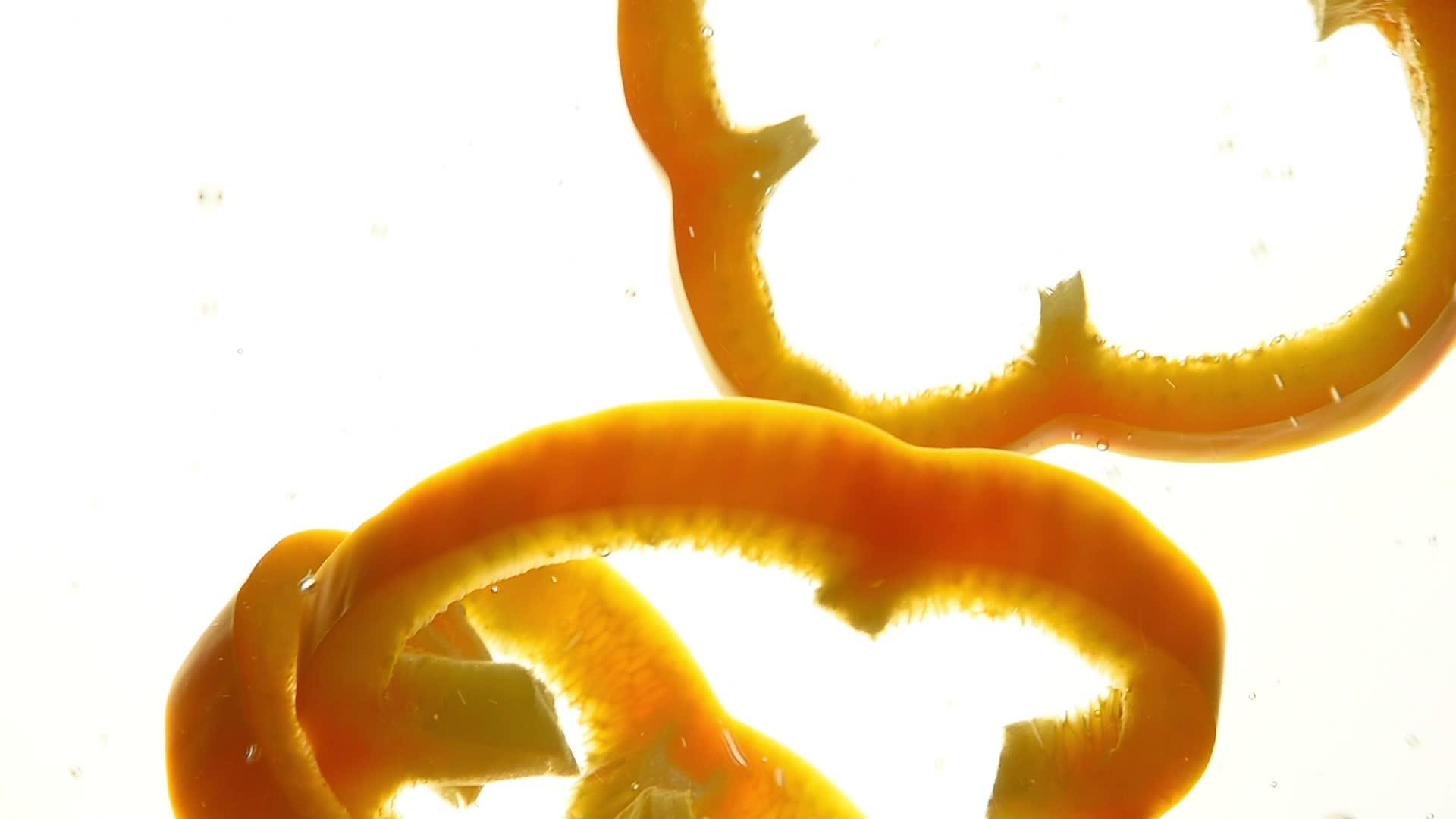 黄胡椒片扔在水里视频的预览图