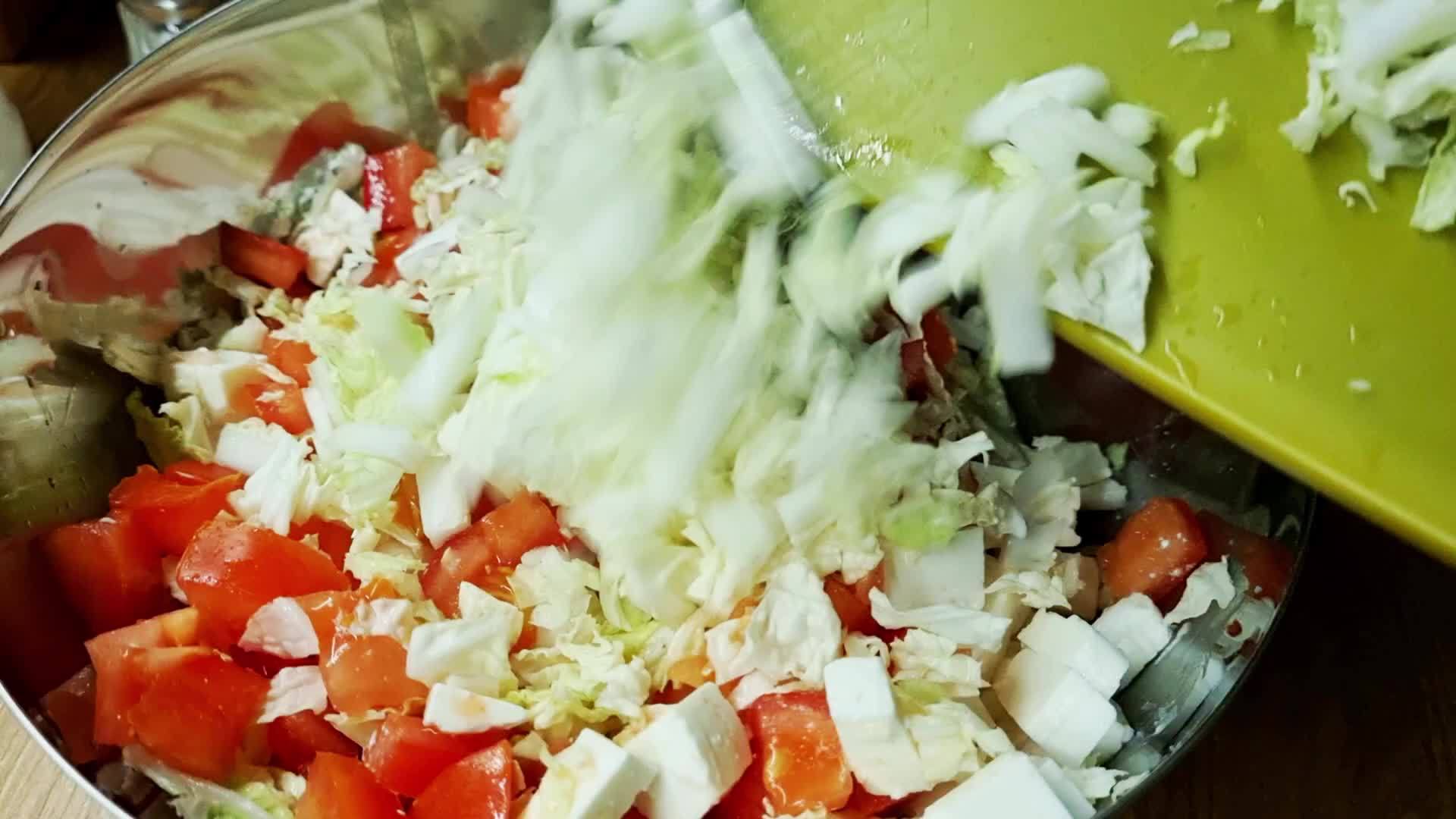 卷心菜从切好的盘子里倒入碗里准备沙拉视频的预览图