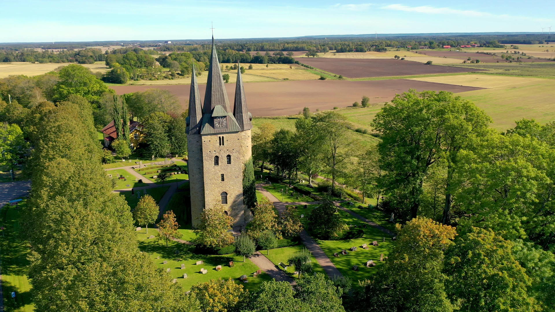 瑞典胡萨比基督教教堂鸟瞰图视频的预览图