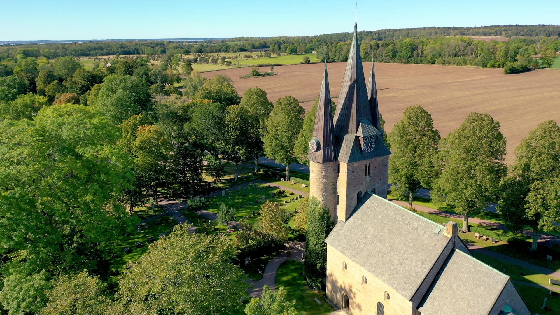 胡萨比教堂在瑞典的空中视频的预览图