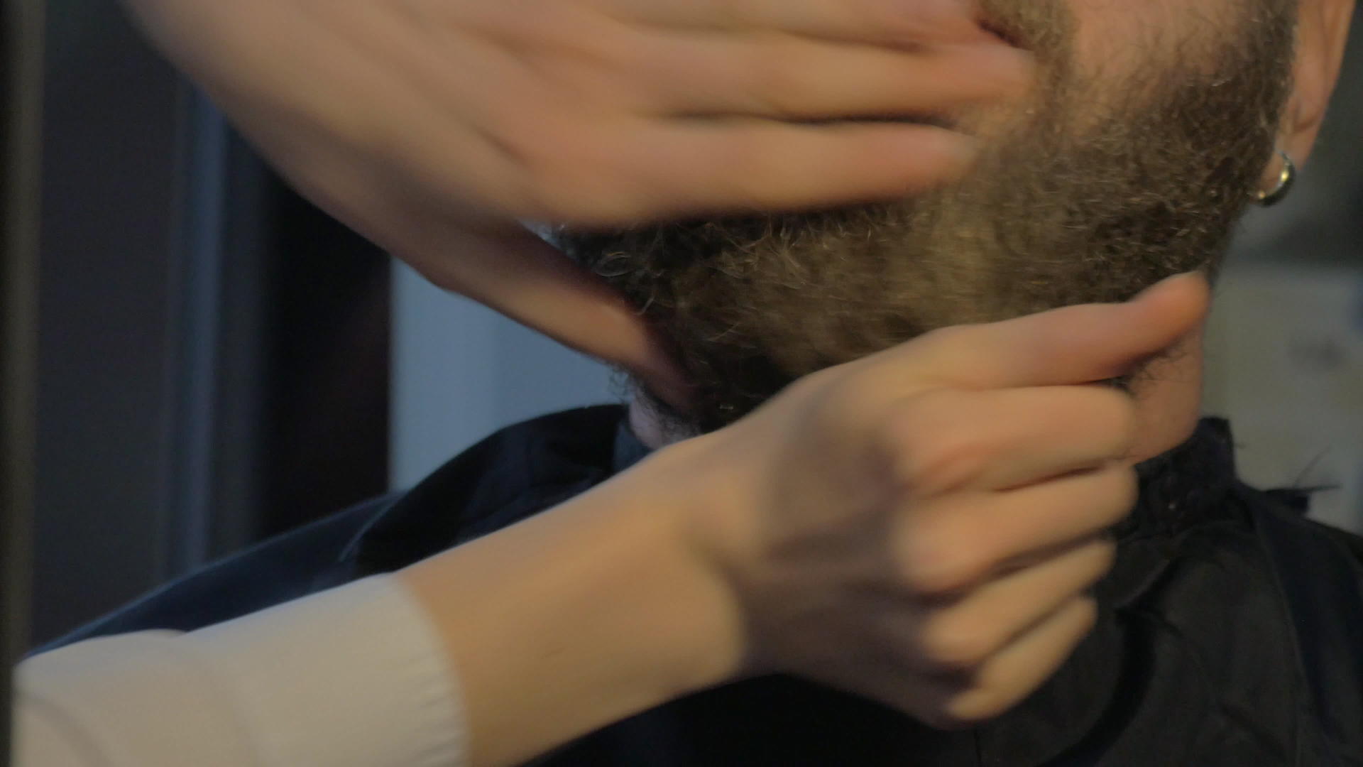 近视女性的手触摸胡子视频的预览图