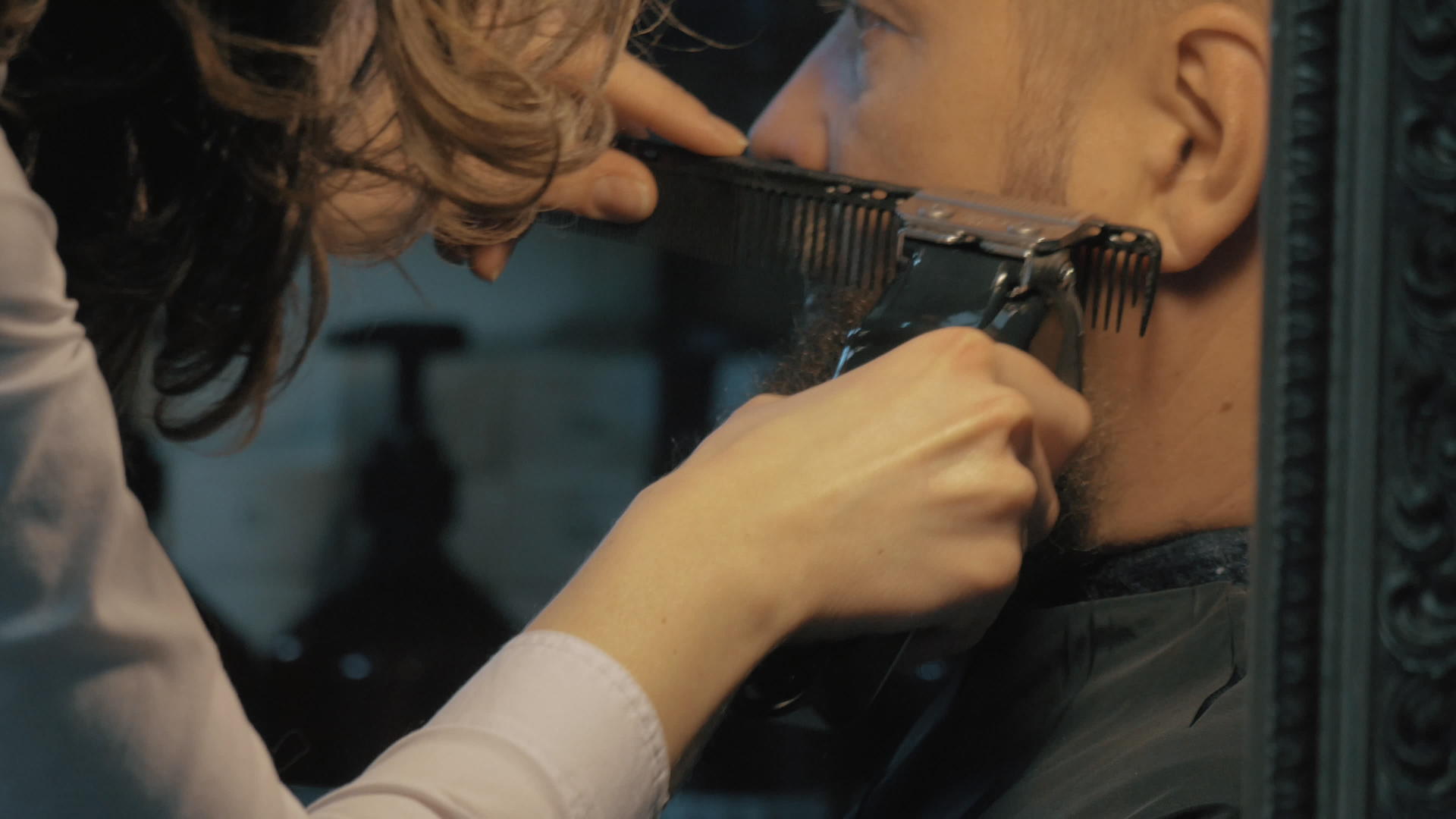 近视女性手近视抚摸胡子理发师梳理和剪胡子视频的预览图
