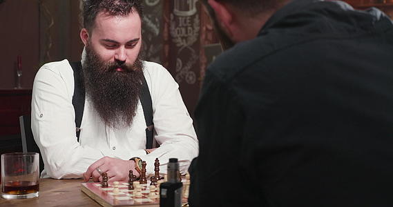 两名男子移动在他们的象棋碎片的肩膀上视频的预览图