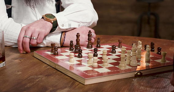 男人玩象棋游戏和移动数字游戏视频的预览图