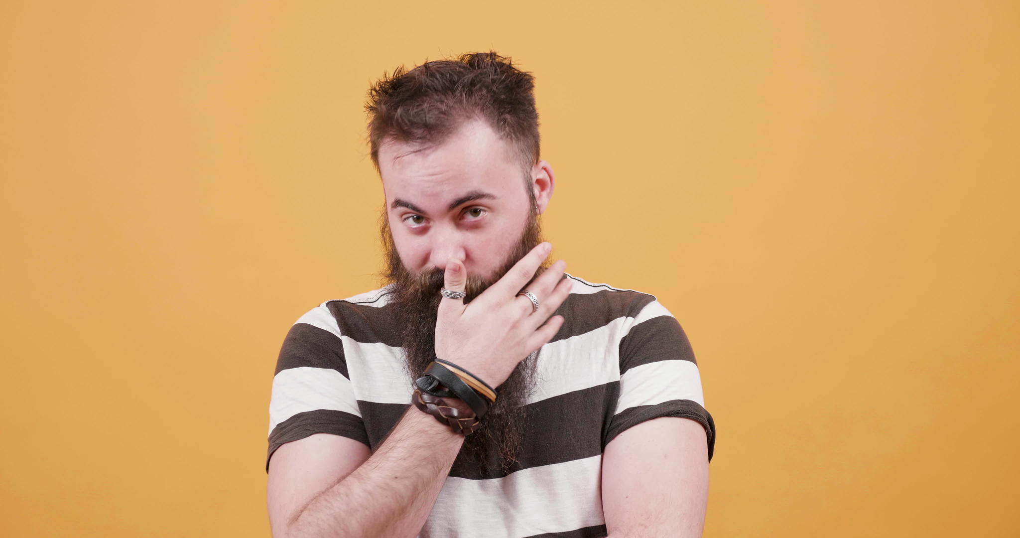 一个年轻英俊的男人穿着一件黄色背景的长胡子t恤视频的预览图