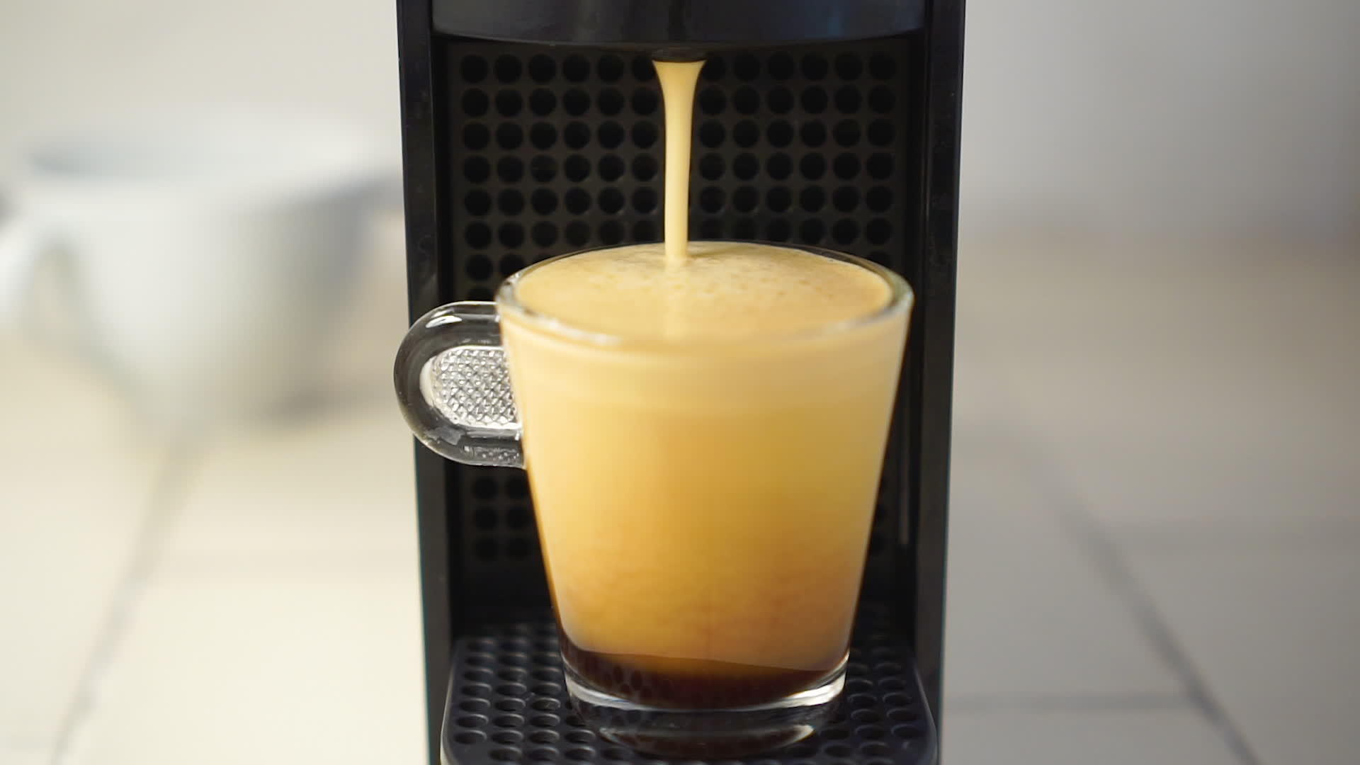 咖啡杯里装满了茶咖啡机里装满了咖啡杯视频的预览图