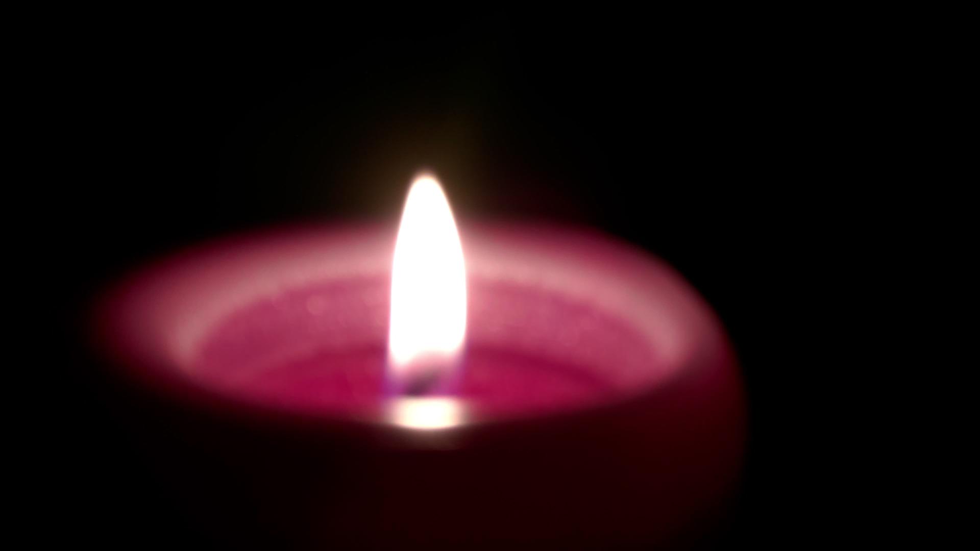 燃烧蜡烛以纪念受害者视频的预览图