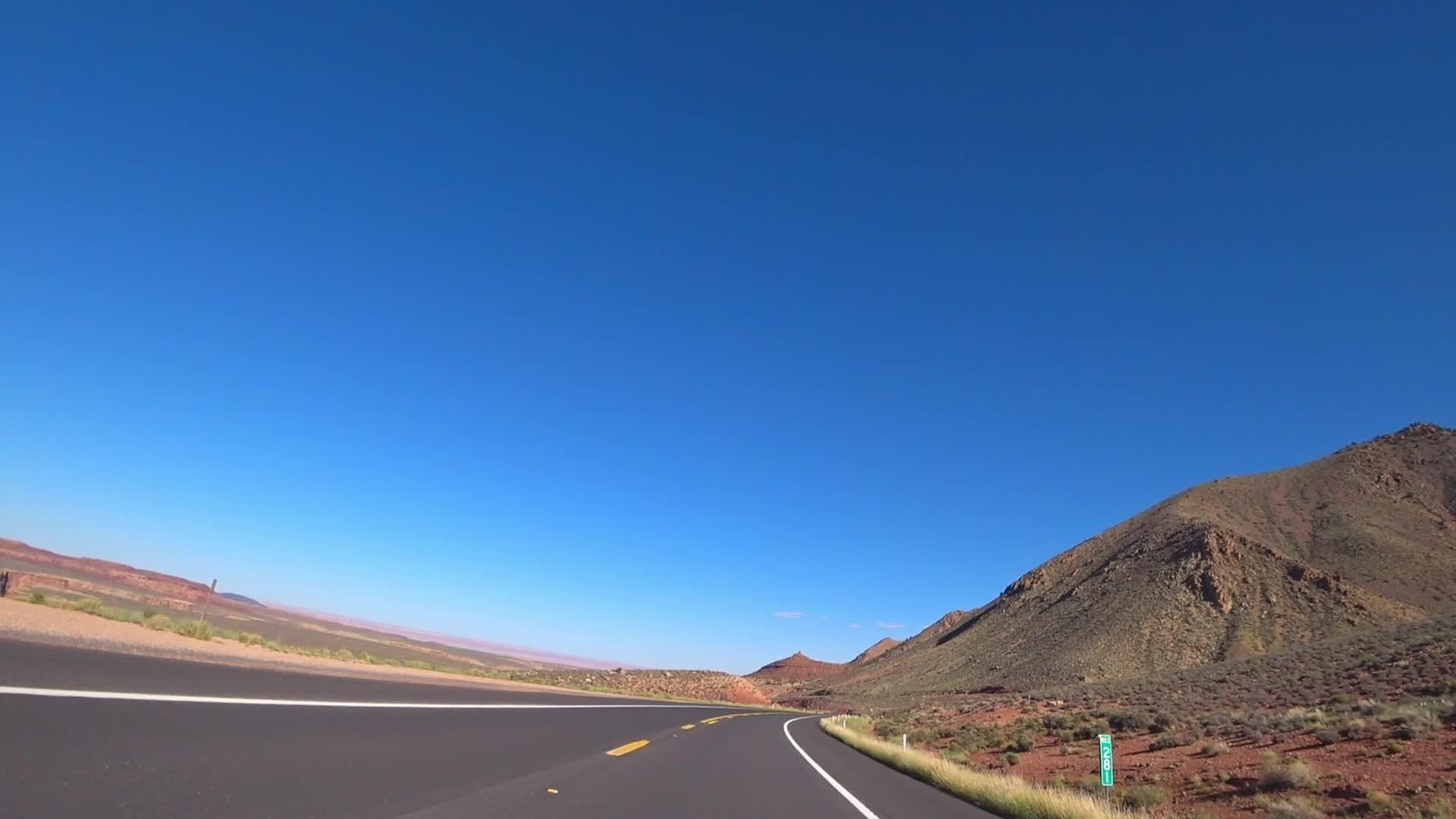 在加州阳光明媚的一天一辆汽车沿着美丽的道路行驶视频的预览图