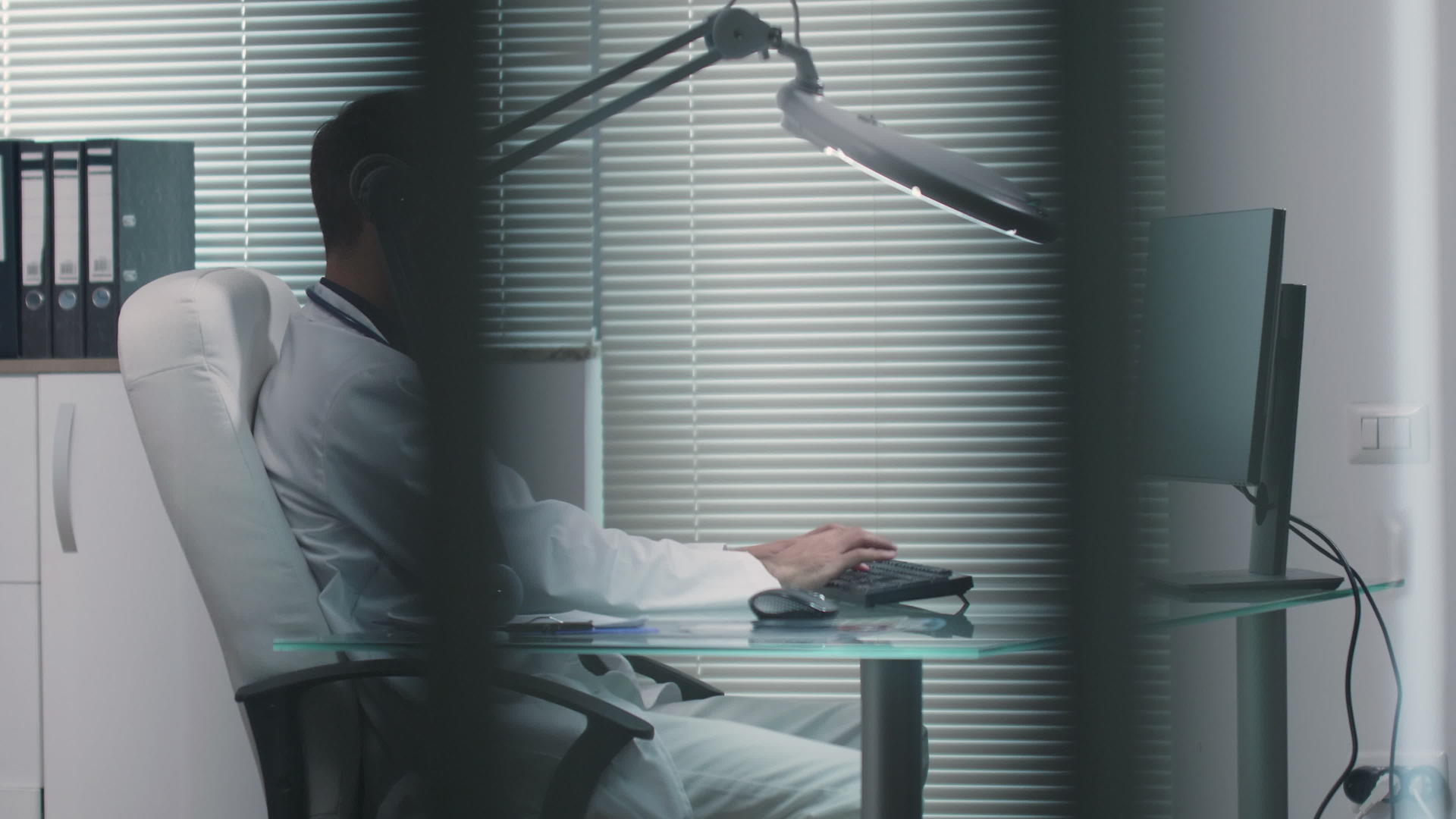在电脑办公室工作的医生；电脑办公室的医生视频的预览图