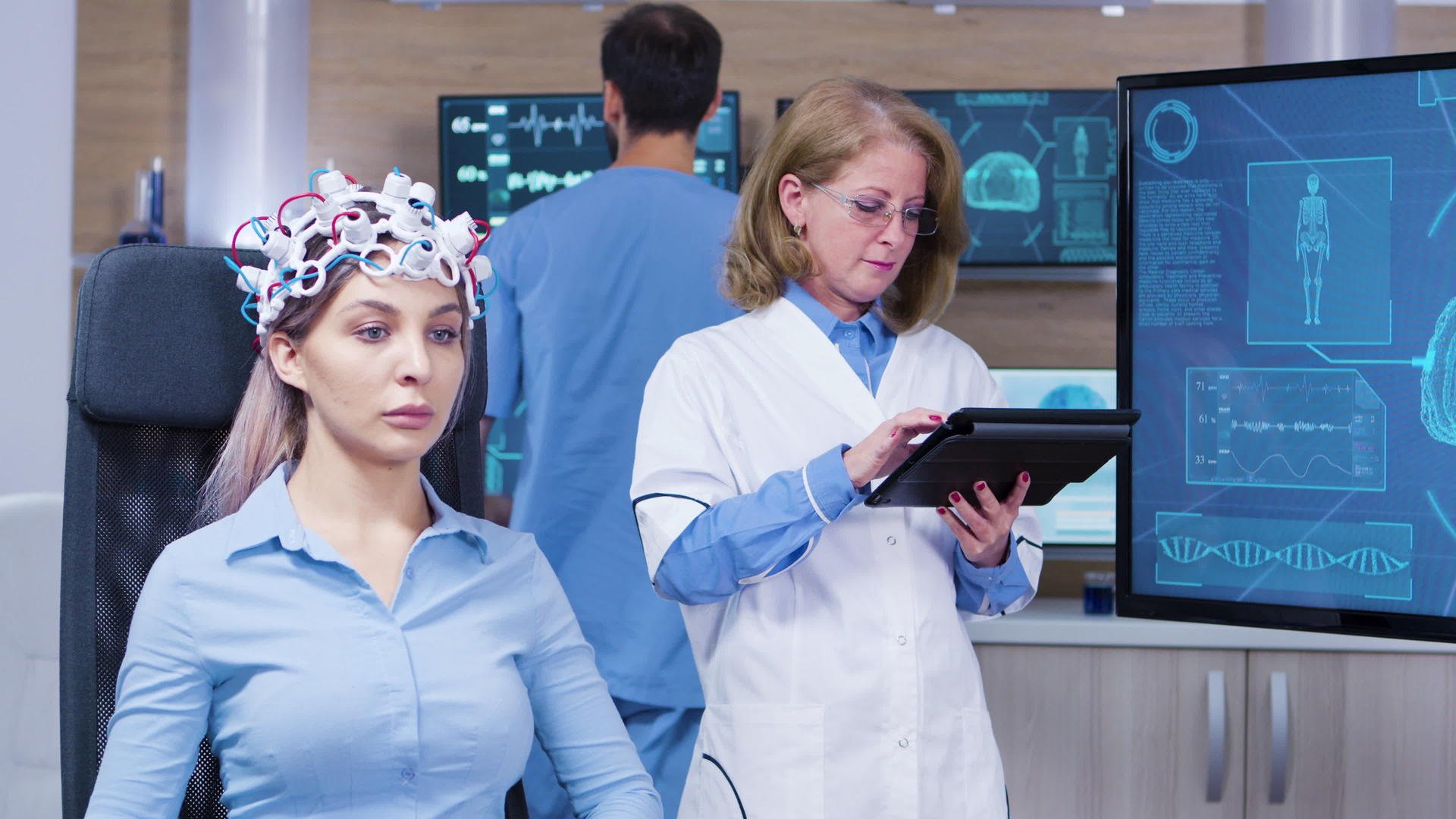 女性患者闭着眼睛戴着脑感应器头盔视频的预览图