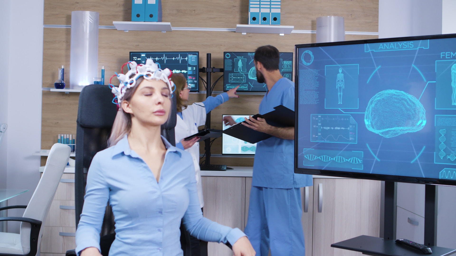 穿着大脑活动扫描仪的女性患者在睡觉时睡着了视频的预览图