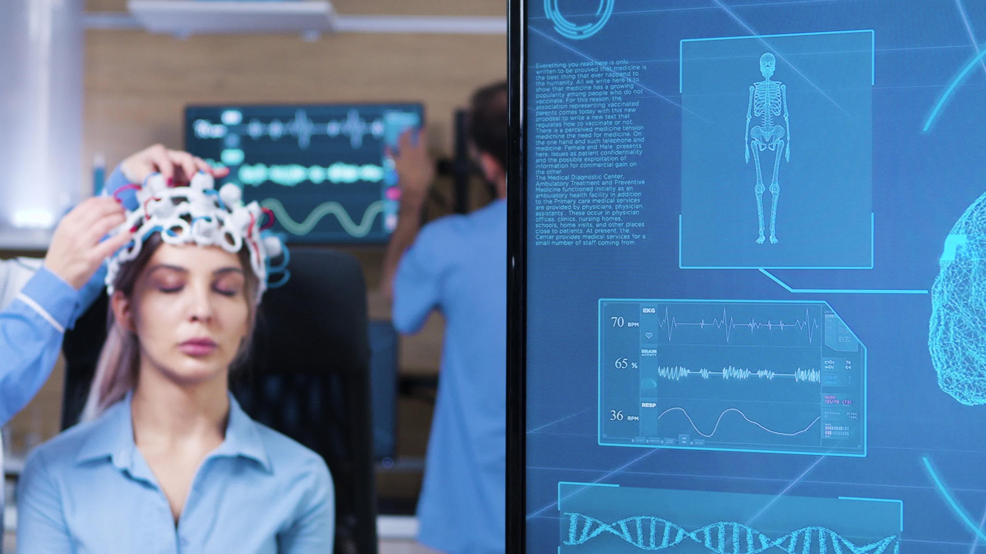 女性神经科学医生调整了患者的耳机视频的预览图