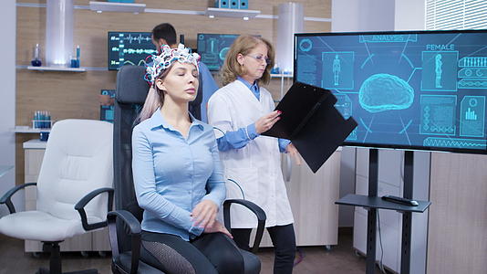 女性患者闭上眼睛戴着脑电波扫描耳机视频的预览图
