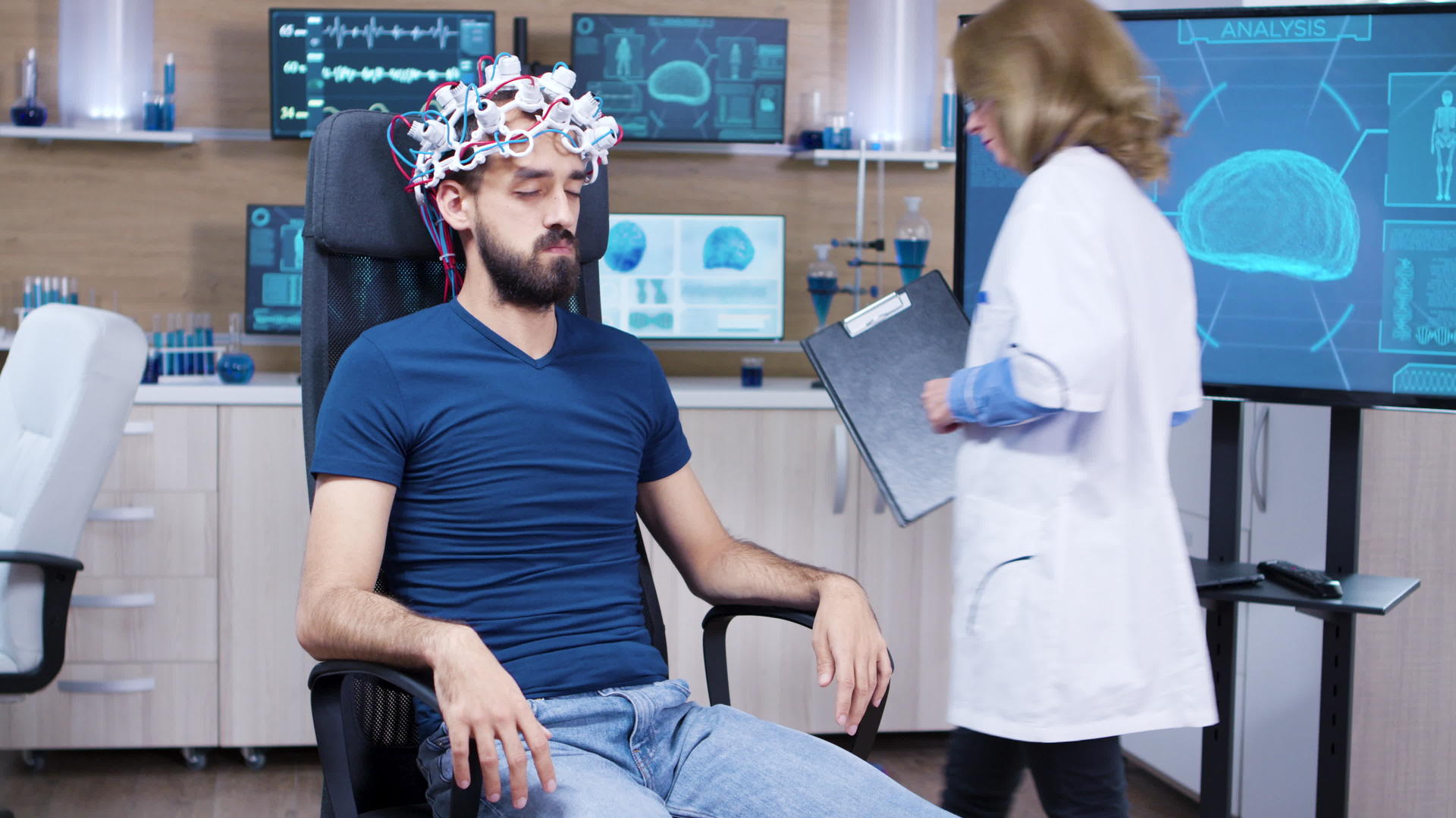 患者脑电波扫描耳机闭上眼睛视频的预览图